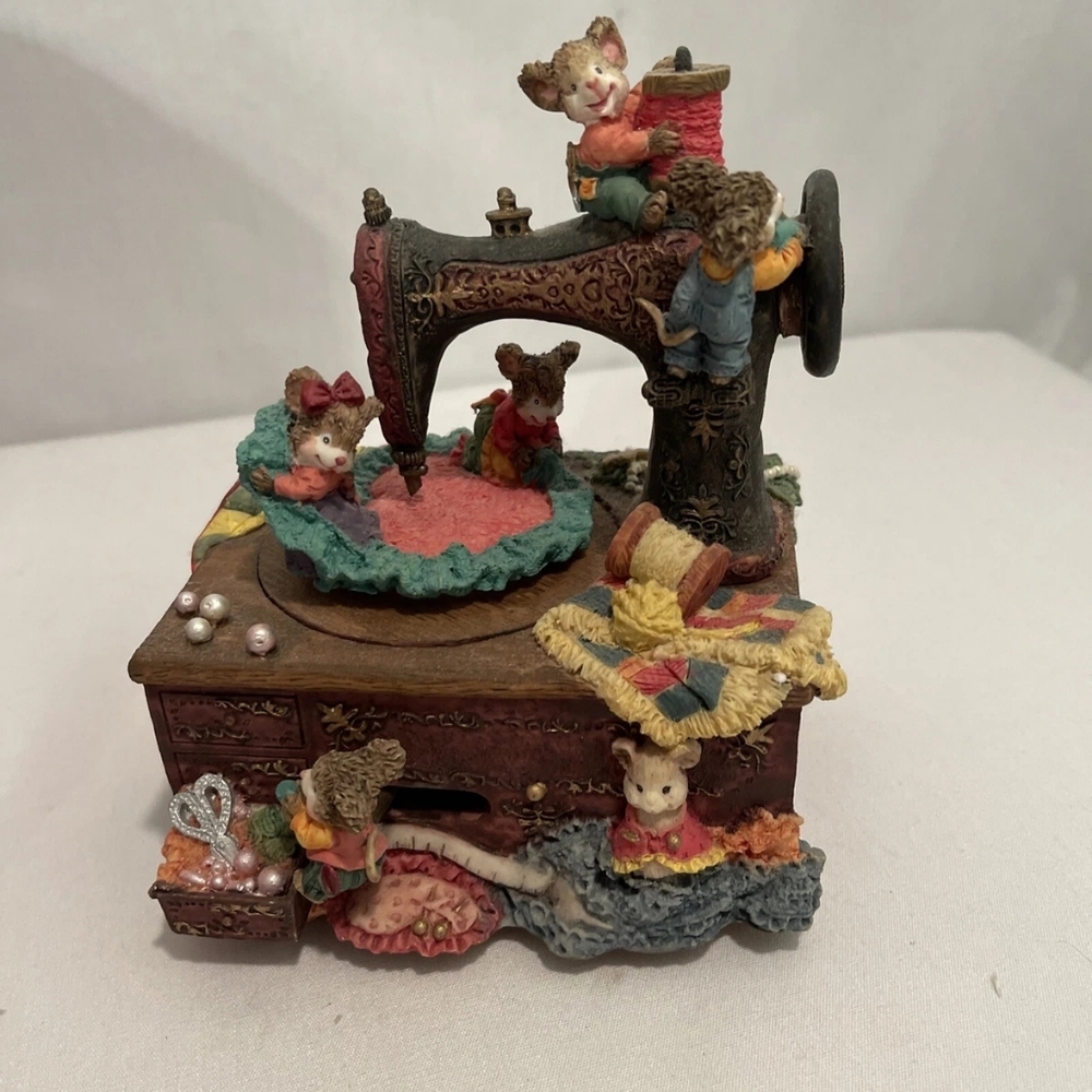 Vintage Collectable CLASSIC TREASURES MUSICAL MICE SEWING MACHINE W/BOX "L
